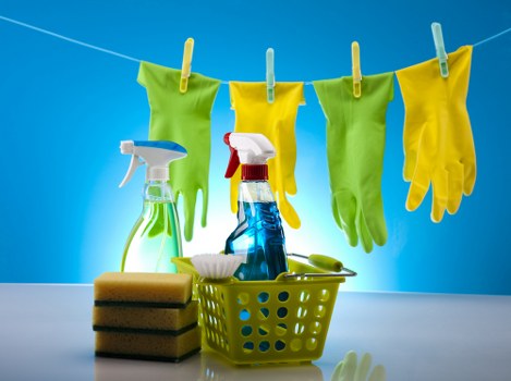 End of tenancy cleaners in Roehampton completing a detailed property clean